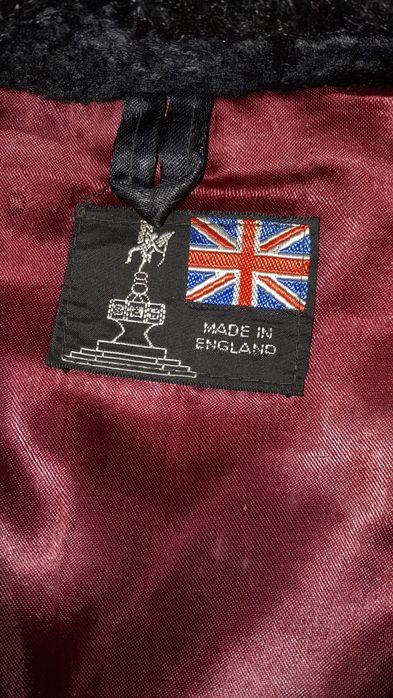 Casaco vintage preto gola e mangas em pelo