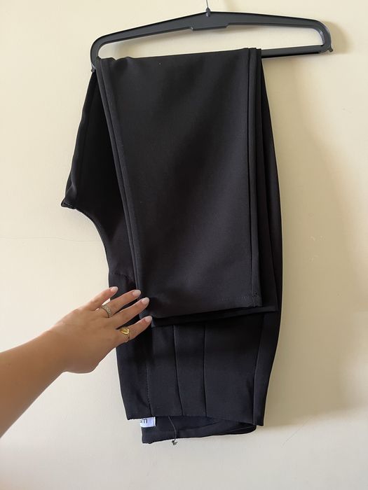 Calça estilo zara preta como nova!
