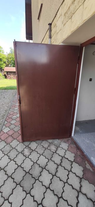 Drzwi garażowe dwuskrzydłowe / brama garażowa