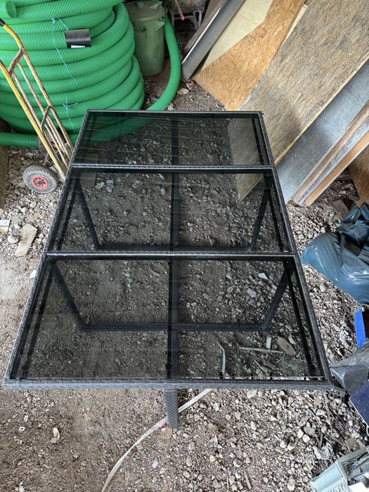Mesa de jardim com tampo em vidro