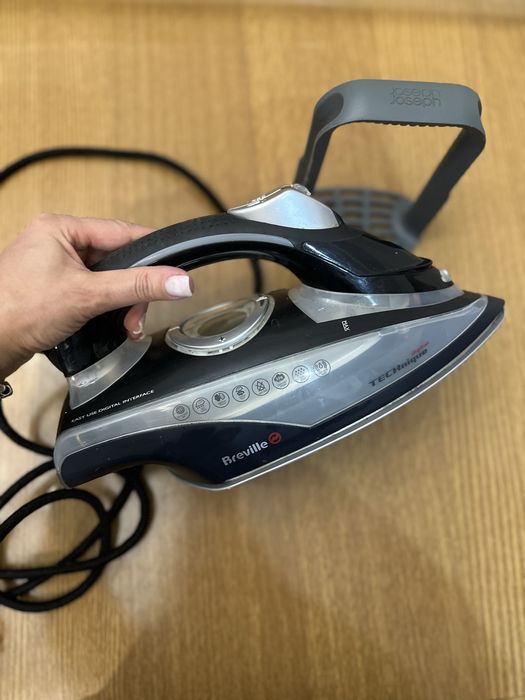 Праска Breville 2700W парова з керамічною підошвою + тримач