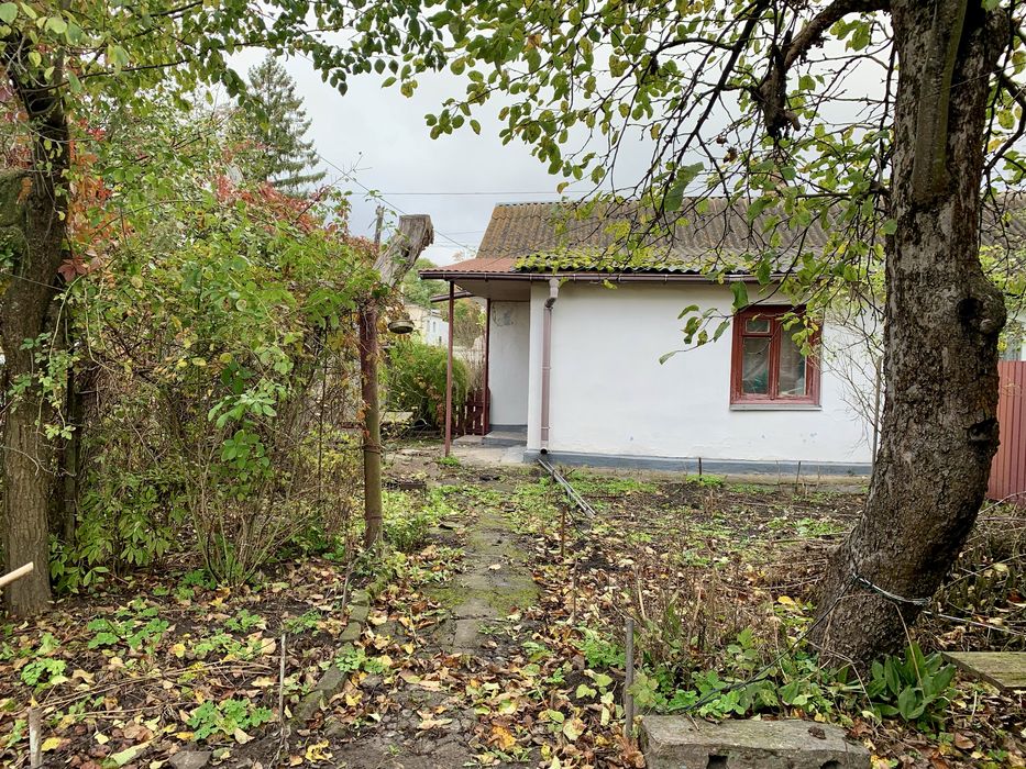 Продаю половину будинку у центрі Гощі