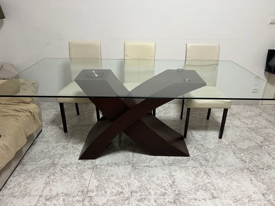 Mesa com tampo em vidro