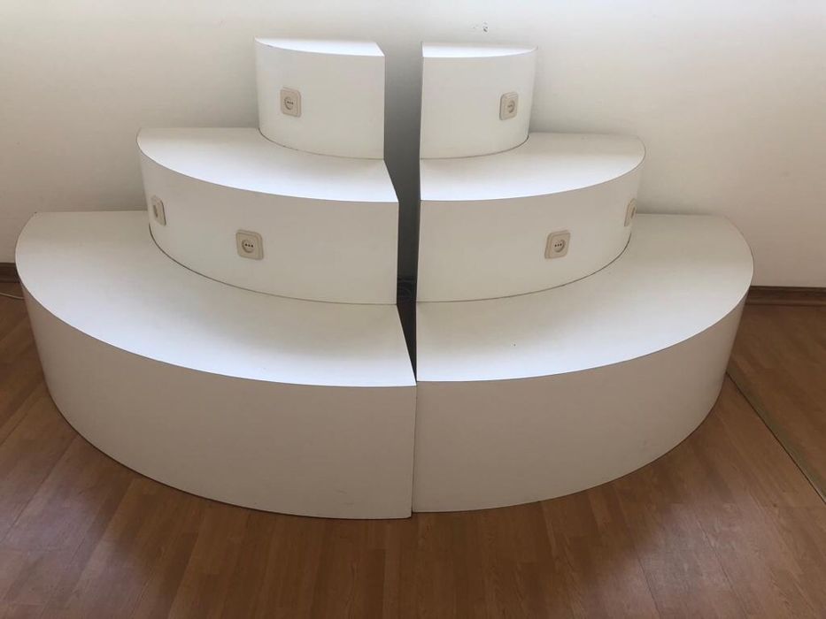 Floor-mounted display units with power outlets64584618599810121