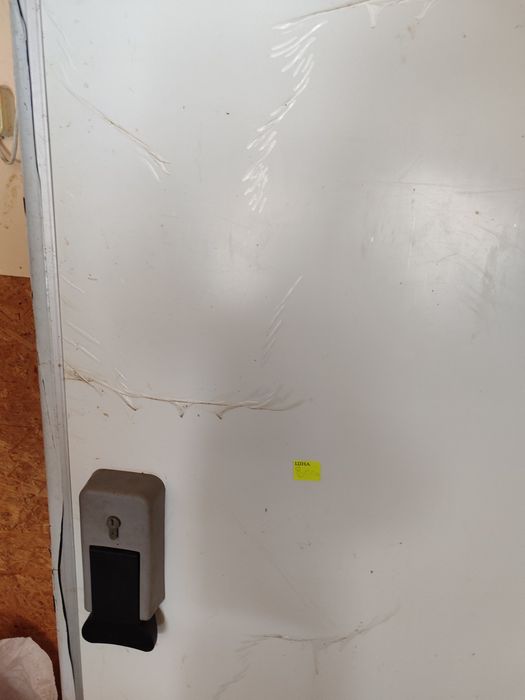 Холодильні двері до морозильно.  Договірна ї камери