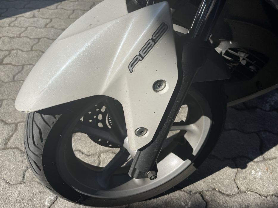 Moto Nmax  YAMAHA Blanca