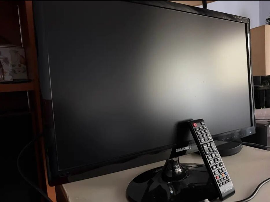 Tv pequena Samsung 24 polegadas com comando