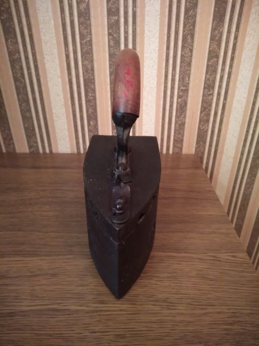 Продам старинный утюг