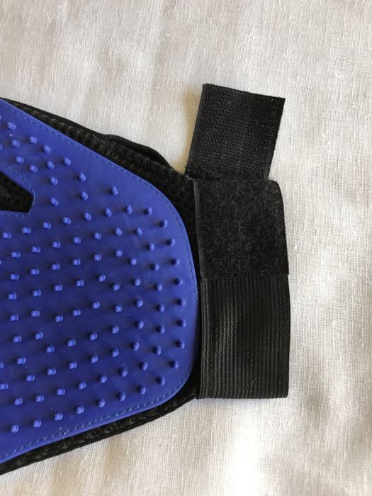 Luva para escovar pelo cão ou gato