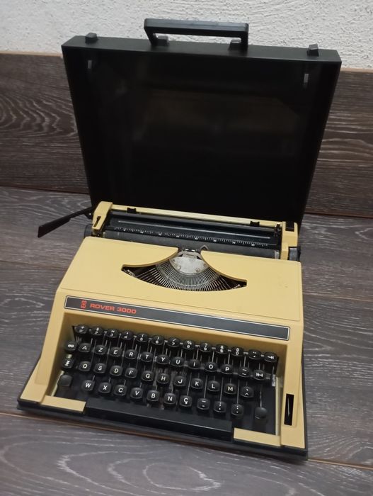 Máquina de Escrever Vintage Rover 3000 (Mala Integrada / Fabricada na Itália)