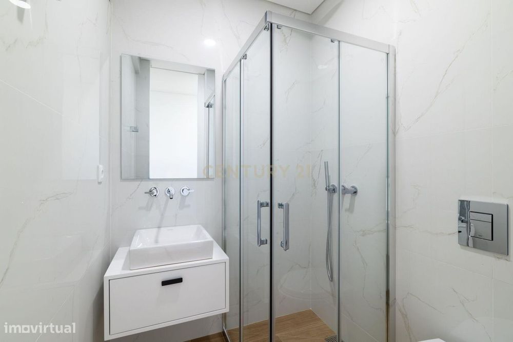 Apartamento T1 Remodelado e Mobilado no Primeiro Andar, Praia da Madal