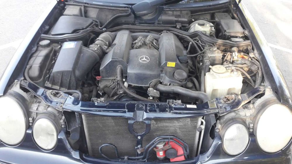 автомобіль Mercedes-Benz E240