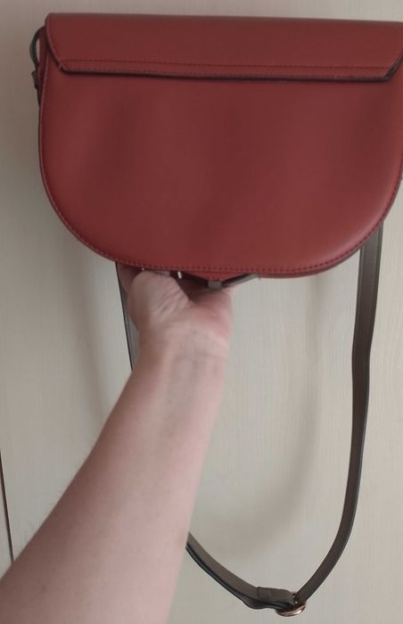 torebka brązowo-szara Reserved długi pasek regulowany