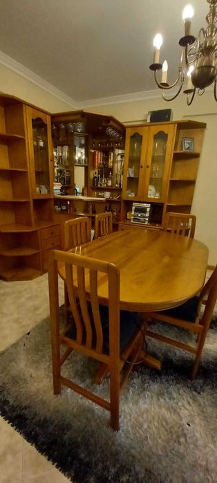 Bar e Mesa de Sala de Estar