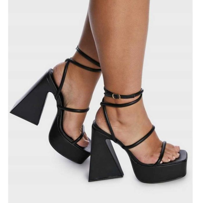 Sandały na stabilnym trójwymiarowym słupku