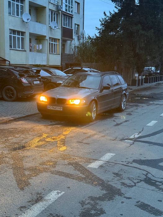 BMW E46 рестайл у кузові Touring
Пропонується доглянутий автомобіль у дуже хорошому технічному стані. Обслуговувався вчасно та без економії на запчастинах. Авто без вкладень, сів і поїхав.
Технічний стан:
ходова частина тиха, без стуків
нічого не хрипить і не скрипить
заміна оливи ~1 000 км тому
автомобіль нещодавно без проблем їздив до Львова
Двигун та трансмісія (виконані роботи):
балансування кардану та заміна хрестовини
новий підвісний підшипник кардану
нова еластична муфта кардану
заміна сальника КПП
заміна сальника штоку перемикання передач
заміна прокладки піддону
заміна оливи ДВЗ та масляного фільтра
новий повітряний фільтр
новий салонний фільтр
Гальмівна система:
нові гальмівні диски та колодки по колу
нові датчики зносу
замінена гальмівна рідина
Система охолодження:
новий радіатор
новий розширювальний бачок
нова плата
Колеса:
диски R17
зимова гума Michelin Pilot Alpin 4
розмір 235/45 R17
Встановлені кристально ангельські оченята.
 Усі чеки та підтвердження обслуговування в наявності.
Детальніше про авто за номером телефону або вайбер/телеграм за номером+38********14