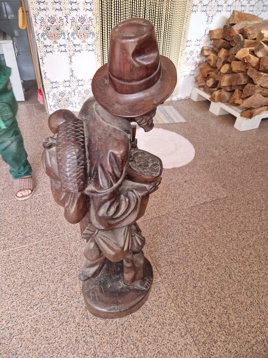 Estátua de madeira com 90cm