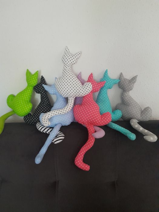 Kot wyglądający przez  okno