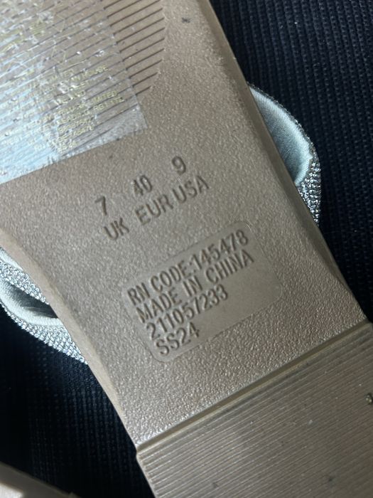 Klapki ze zdobieniem