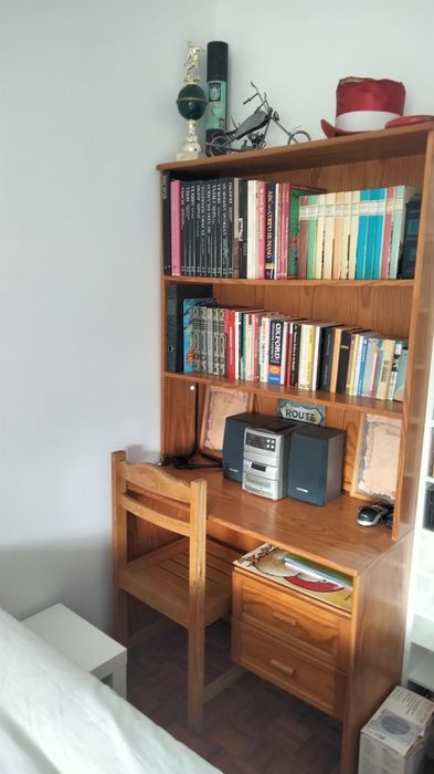 Secretária, cadeira, estante da secretária e uma mesinha cabeceira