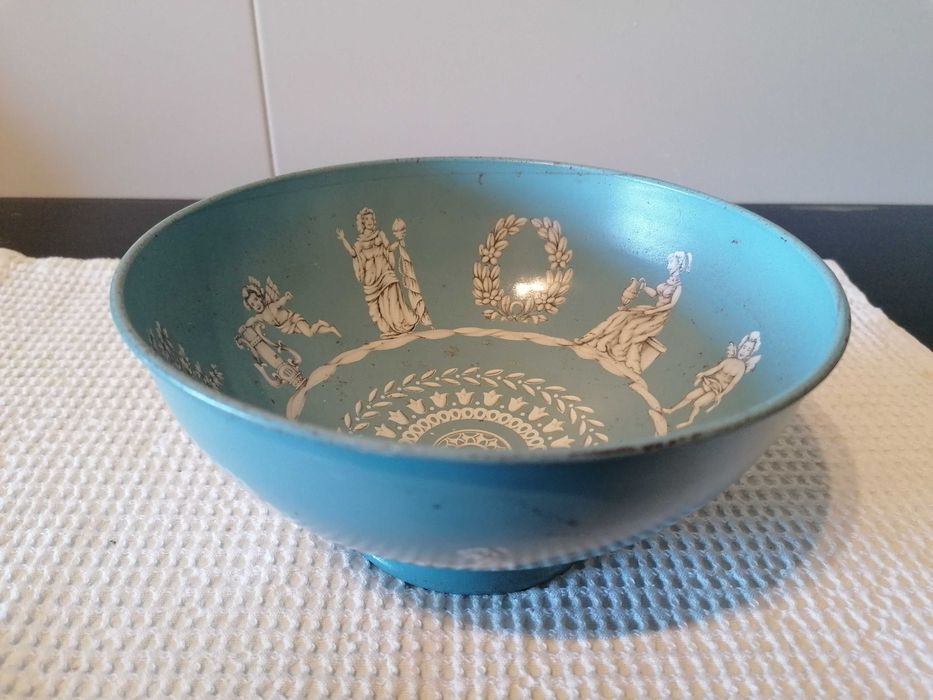 Decorações diversas, pratos, jarras, taças desde