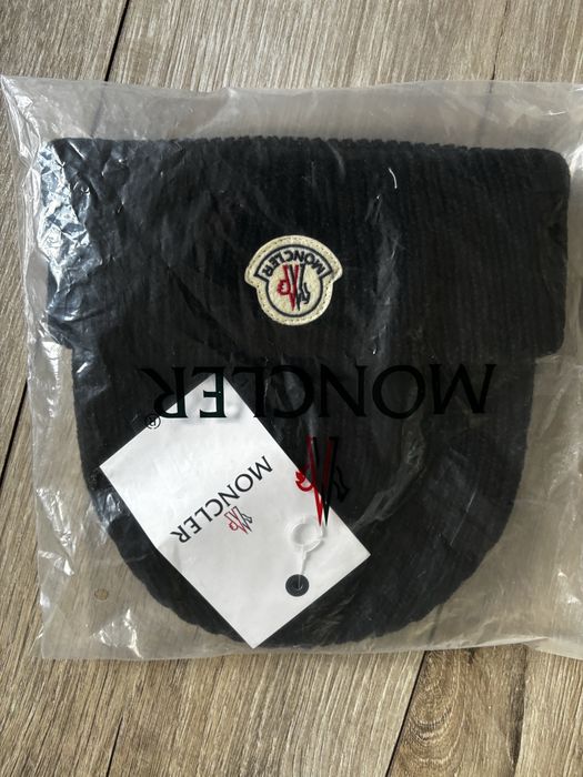Czapka moncler .