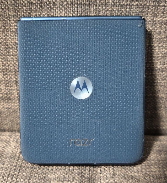 Смартфон Moto razr 2025 8/256