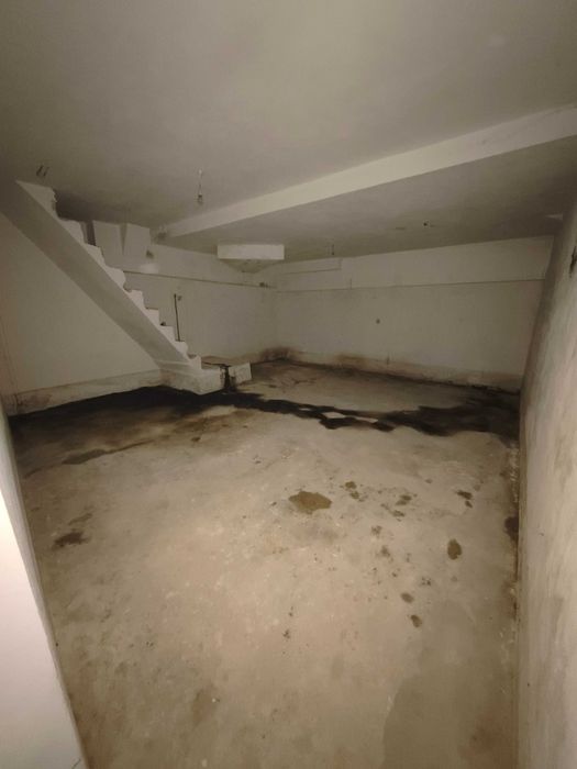 Loja com Arrecadação de Grandes Dimensões e Potencial de Conversão em Habitação | Marinha Grande