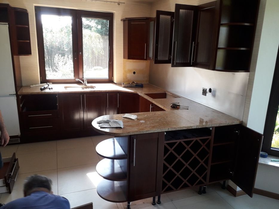 Meble kuchenne z demotarzu blat kamień fronty drewno