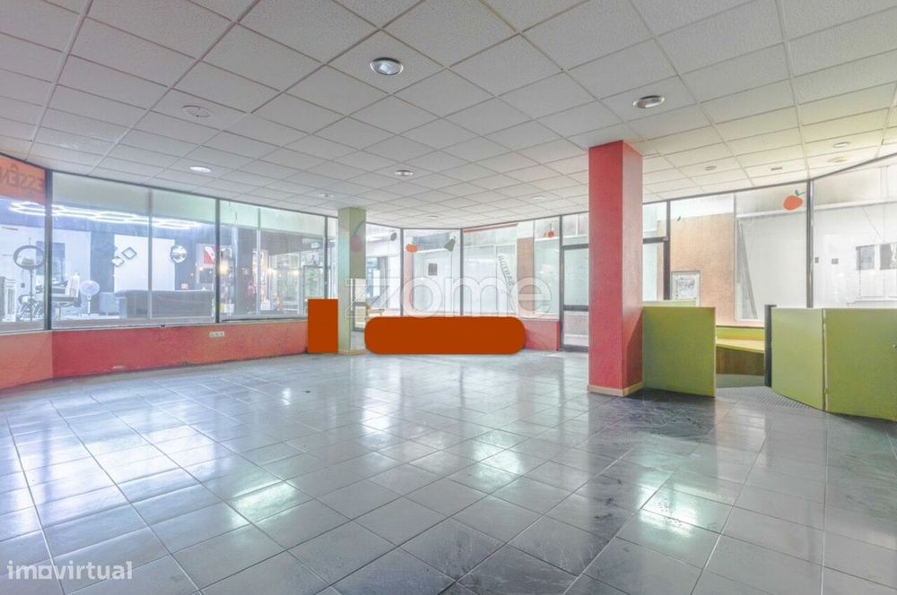 Loja com 118 m², armazém e acesso à garagem no centro de São Mamede...