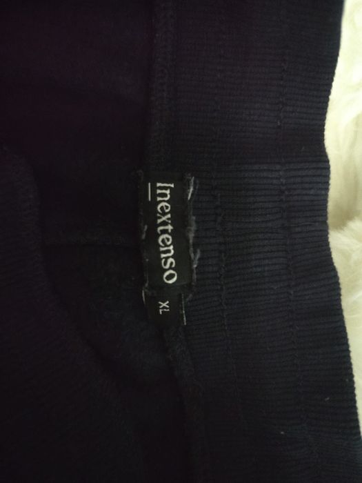 Várias peças de roupa como novas