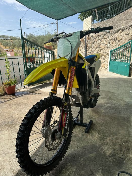 Suzuki RM-z super Mota para o mato e pista
