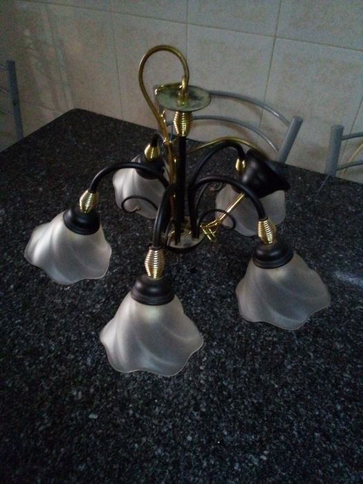 Candeeiro de teto em bom estado