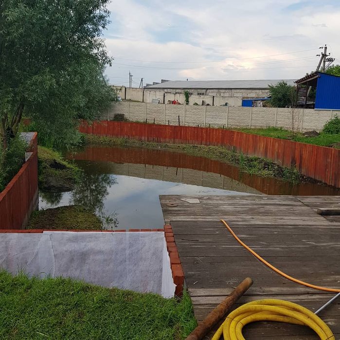 Укрепление берега.Укрепление берега дубовыми бревнами.Габионы.