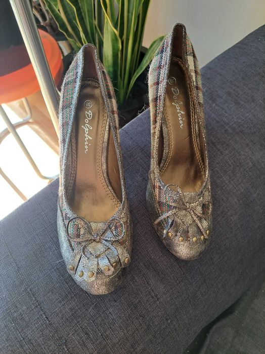 Sapatos quadrados e dourado tamanho 38