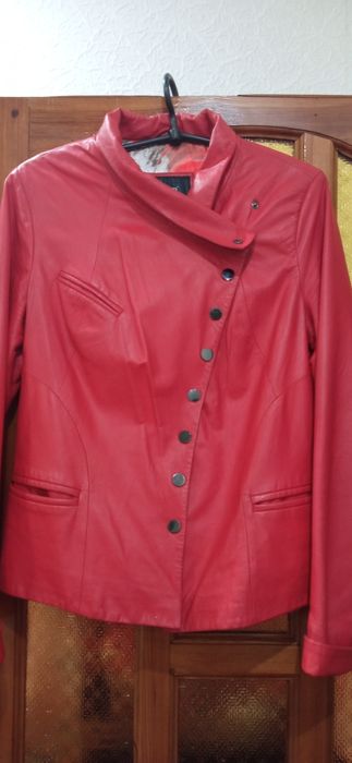 Кожаная куртка --косуха в красном цвете