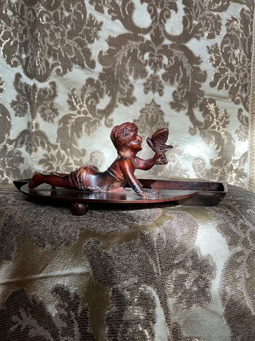 Vide poche Art Deco, em bronze, de criança com um pássaro