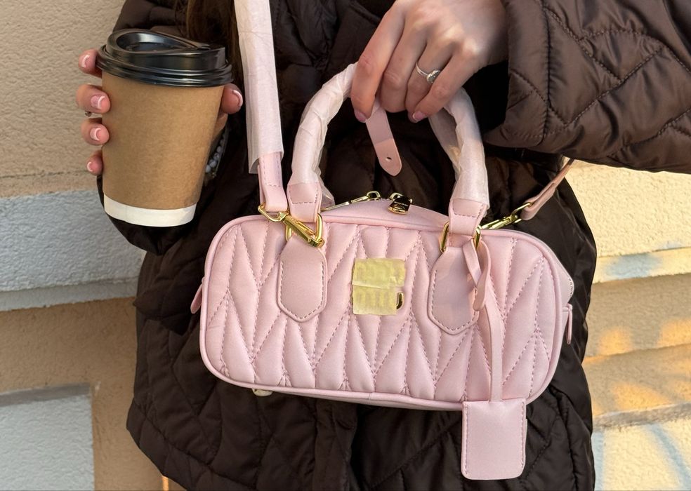 Модна жіноча сумка рожева з довгим ремінцем