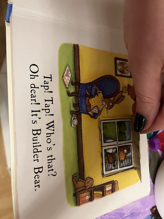 Ksiazka po angielsku dla maluchow twarda oprawa otwierane okienka