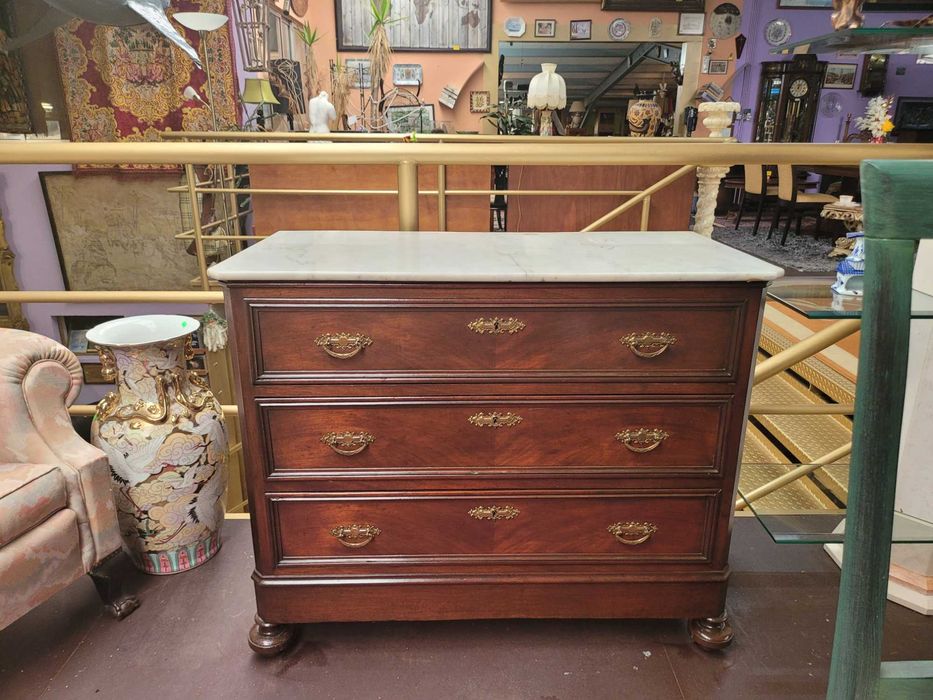 Cómoda muito antiga em madeira com tampo em pedra