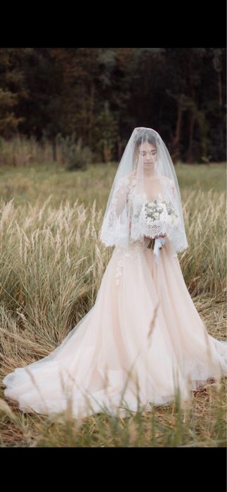 Весільна сукня кольору айворі