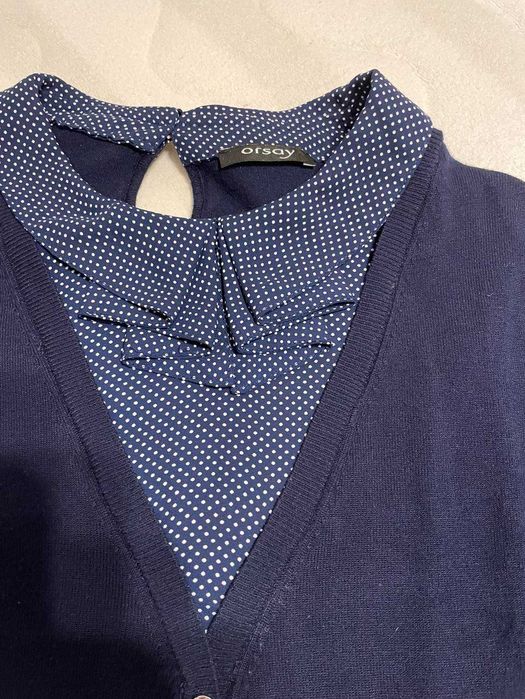 Sweterek damski z żabotem