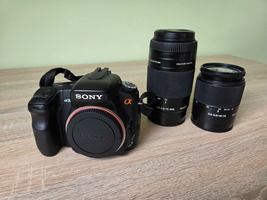 Sony Alpha 200 (DSLR-A200) z dwoma obiektywami 28-70, 75-300 torbą i akcesoriami