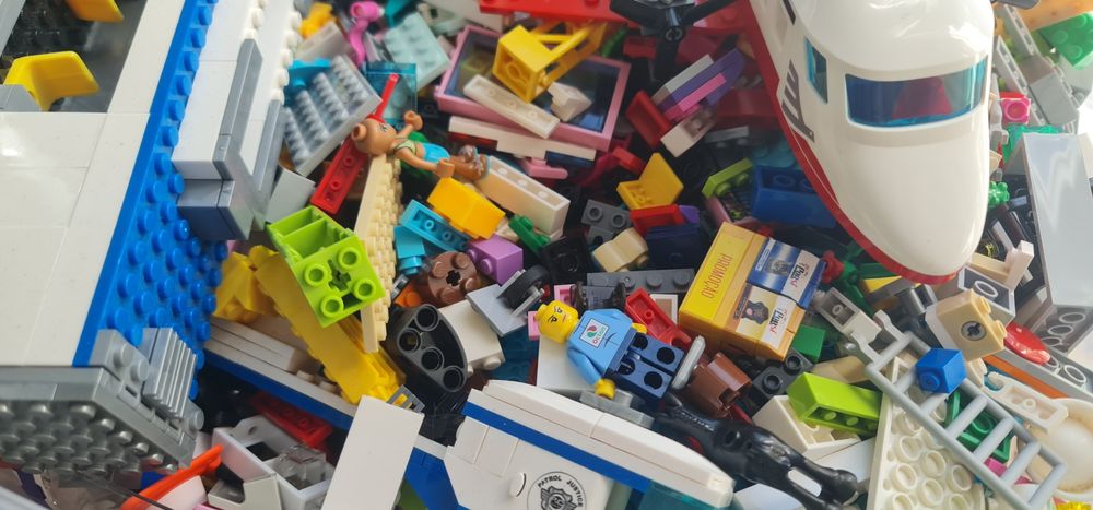 Caixa 25L com Lego