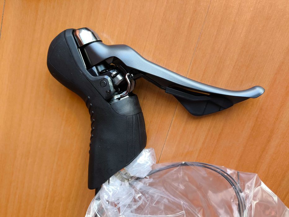 shifters Shimano GRX ST-RX810 e respetivas pinças de travão