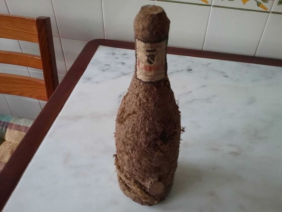 Garrafa muito antiga forrada em casca de árvore