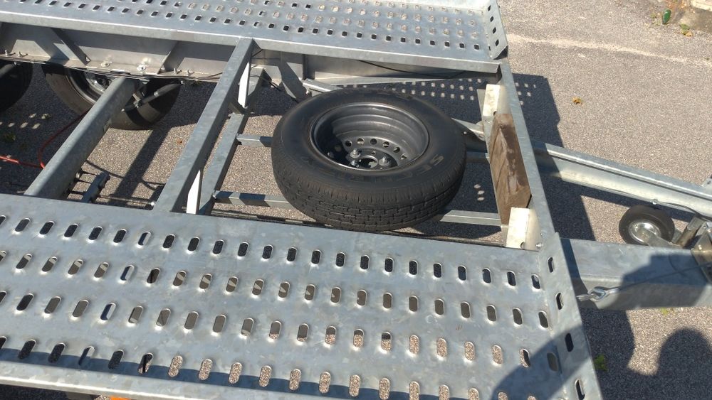 Atrelado porta carros Blyss 450x210cm. Peso brutto rebocavel 3000kg.