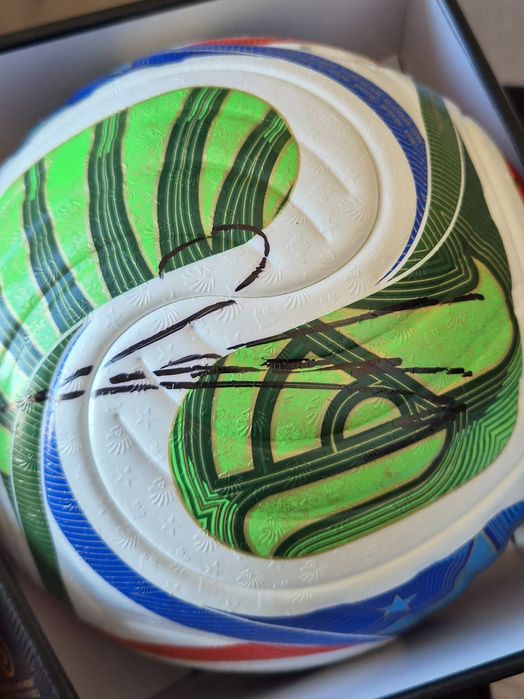 Piłka meczowa Adidas Trionda Pro z podpisem Roberta Lewandowskiego