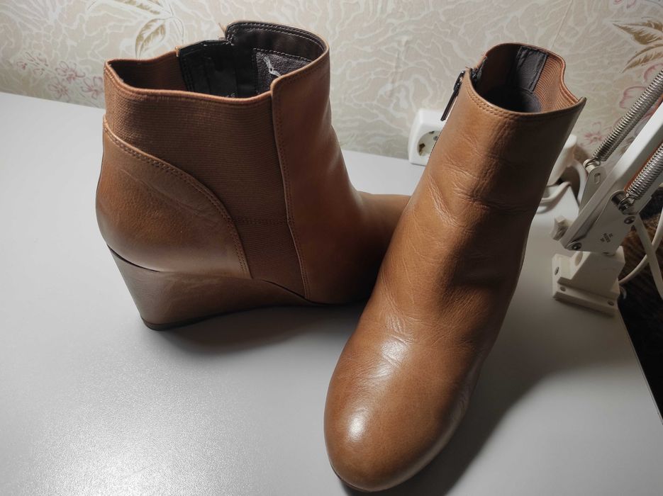 Демі сезонні шкіряні черевики у гарному стані 40 розмір. Clarks.