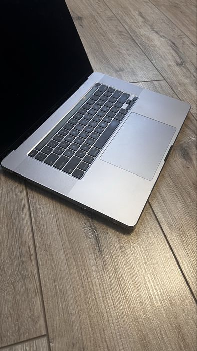 Вживаний Mackbook Pro 16 Core i9 16/2Тб